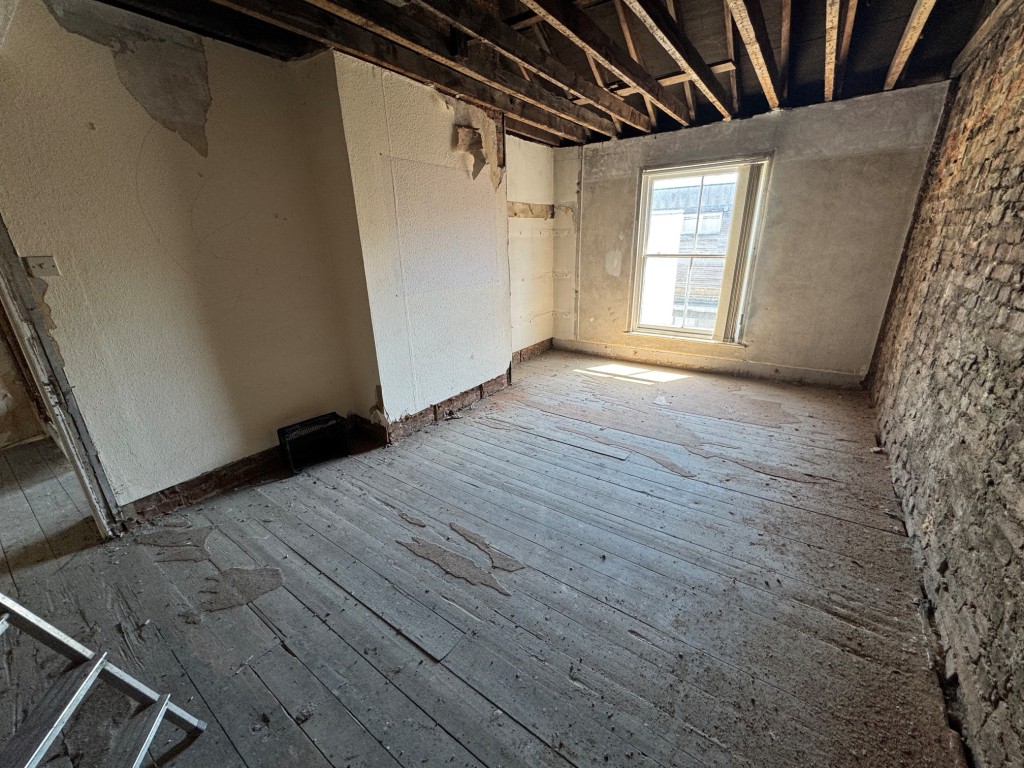 Lot: 66 - COMMERCIAL INVESTMENT AND UPPER PARTS WITH PRIOR APPROVAL FOR TWO, TWO-BEDROOM FLATS - Second floor - room 2